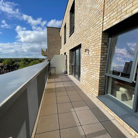 Modern Penthouse Flat With Free Indoor Parking Leilighet London Eksteriør bilde