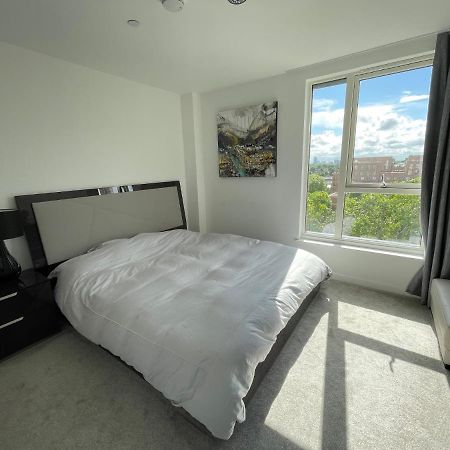Modern Penthouse Flat With Free Indoor Parking Leilighet London Eksteriør bilde