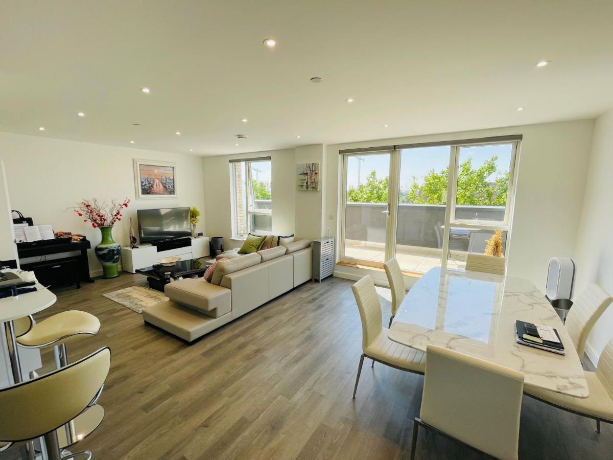 Modern Penthouse Flat With Free Indoor Parking Leilighet London Eksteriør bilde