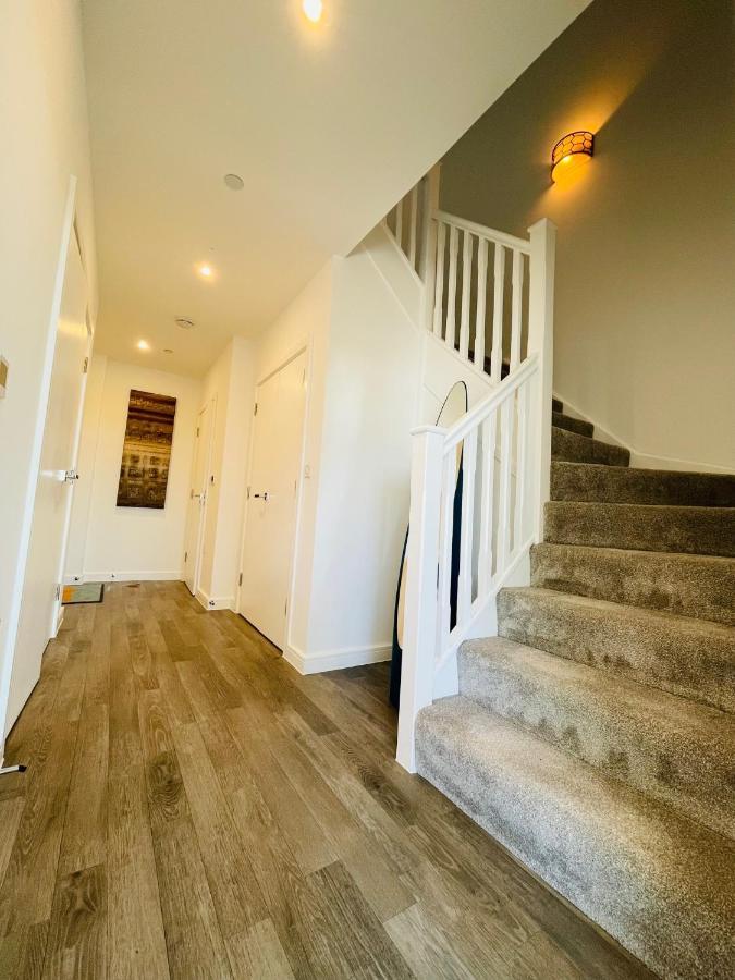 Modern Penthouse Flat With Free Indoor Parking Leilighet London Eksteriør bilde