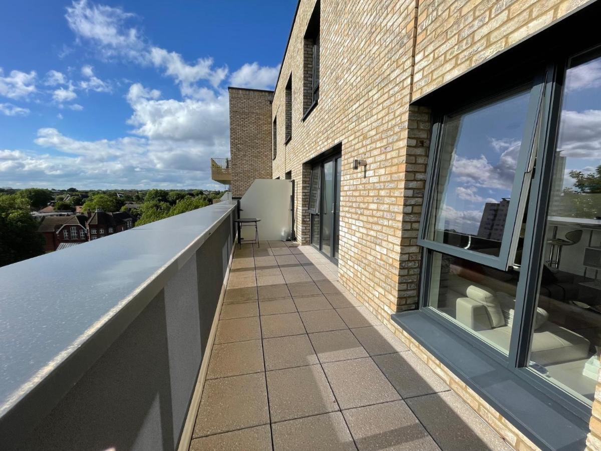 Modern Penthouse Flat With Free Indoor Parking Leilighet London Eksteriør bilde