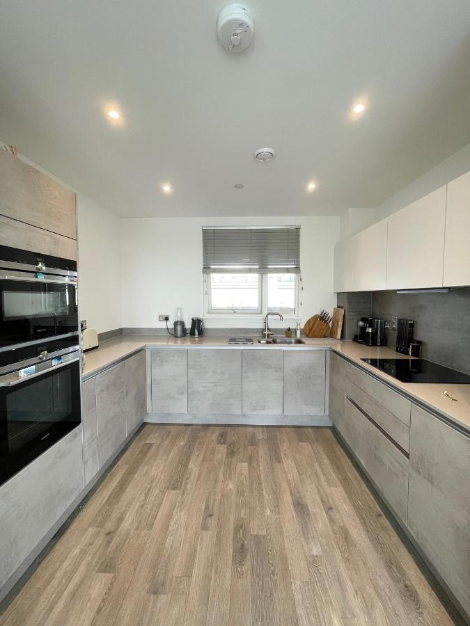Modern Penthouse Flat With Free Indoor Parking Leilighet London Eksteriør bilde
