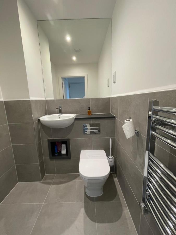 Modern Penthouse Flat With Free Indoor Parking Leilighet London Eksteriør bilde