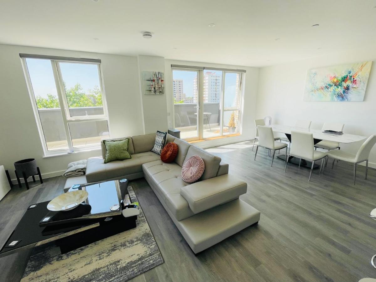 Modern Penthouse Flat With Free Indoor Parking Leilighet London Eksteriør bilde