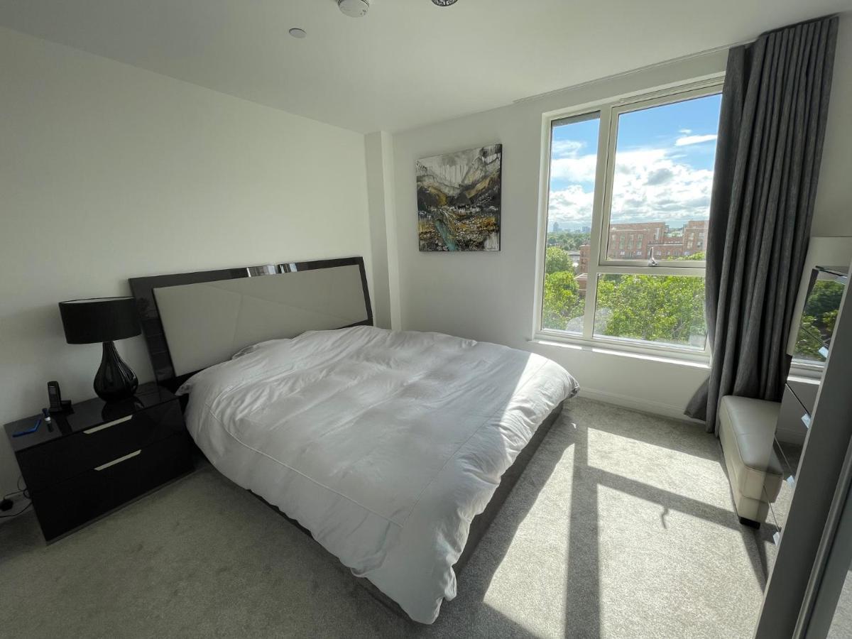 Modern Penthouse Flat With Free Indoor Parking Leilighet London Eksteriør bilde