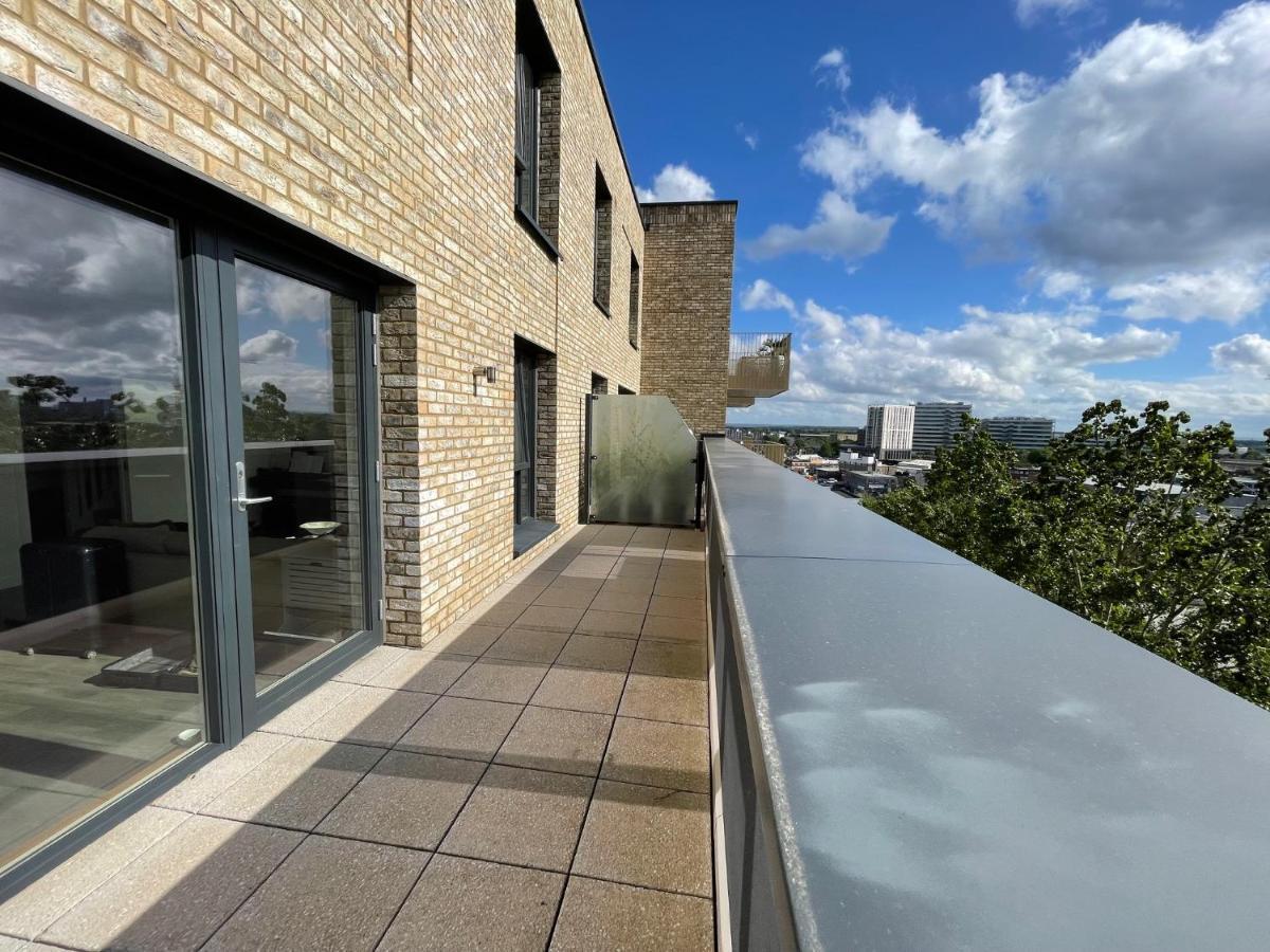 Modern Penthouse Flat With Free Indoor Parking Leilighet London Eksteriør bilde